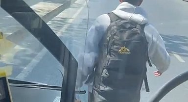 İstanbul- Şişli'de durak harici otobüse binmek istedi; şoför kapıyı açmayınca yolu kesti