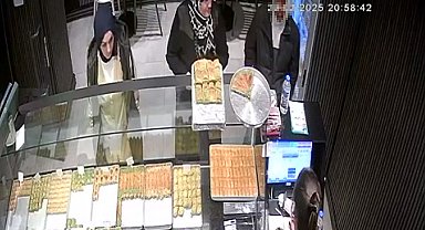 İstanbul- Sultangazi'de dükkandaki sadaka kutusunu çalan şüpheli kamerada