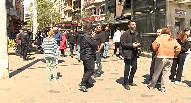 İstanbul - Taksim'de depremi hissedenler Gezi Parkı'na akın etti