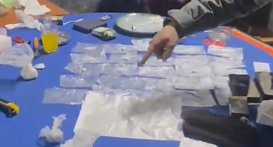 İstanbul- Taksim'de kıraathaneye kumar operasyonu; uyuşturucu paketlerken yakalandılar