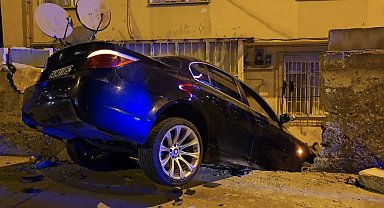 İstanbul - Üsküdar'da kaza yapan sürücü, otomobilini bırakıp kaçtı
