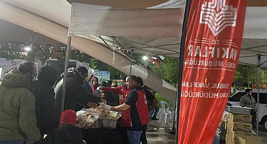 İstanbul - Vakıflar Genel Müdürlüğü geceyi parklarda çorba ikram etti