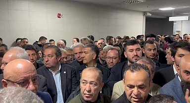 İstanbul - Zafer Partisi Genel Başkanı Ümit Özdağ hakim karşısında Görüntü eklendi