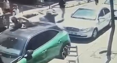 İstanbul- Zeytinburnu'nda deprem anında arabanın üstüne atladı: 'Çok korktum, hiçbir şey hatırlamıyorum'