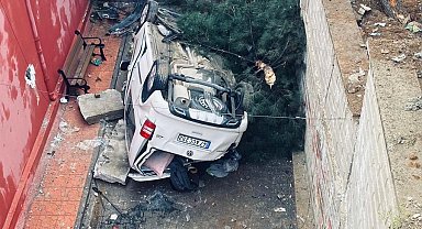 İstinat duvarından düşen hafif ticari araçtaki 2 kişi yaralandı