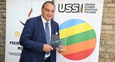 İtalya'da düzenlenen 'Inside The Sport 2025' gecesinde Türk gazeteci Keşaplı da ödül aldı