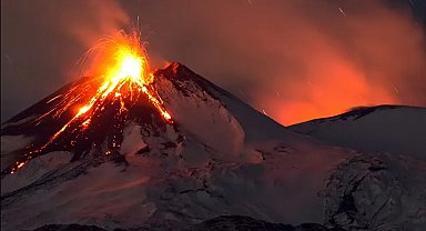 İtalya'da Etna Yanardağı kül ve lav püskürttü