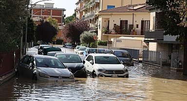 İtalya'da şiddetli yağış sele neden oldu