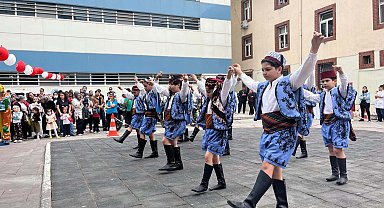 İzmir'de öğrencilerden hastanede tedavi gören çocuklara 23 Nisan sürprizi