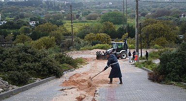 İzmir'de sağanak, dolu ve toz taşınımı