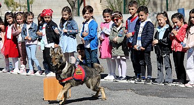 Jandarma köpeklerinden çocuklara 23 Nisan gösterisi