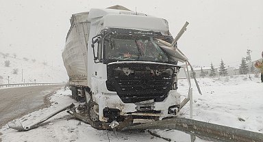 Karda kayan TIR şantiye ofisine çarptı; 1 yaralı