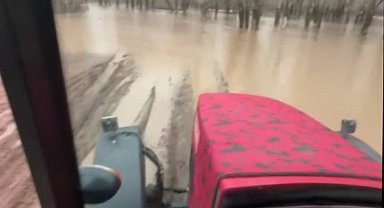 Karlıova'da sağanak; Peri Suyu Çayı taştı, araziler su altında kaldı