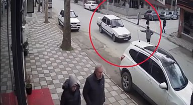 Karşıya geçerken aniden geri dönen yayaya otomobil çarptı; kaza kamerada