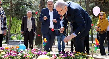 Kartalkaya'daki otel yangınında ölen çocuklar mezarları başında anıldı