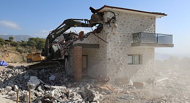 Kaş'ta kaçak yapı yıkım ihalesi 9'uncu kez iptal edildi