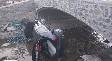 Kavgadan kaçarken otomobille köprüden düşüp yaralandı