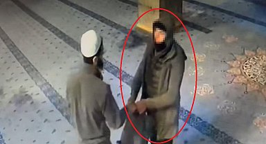 Kayseri'de tarihi camide hırsızlık girişimi kamerada