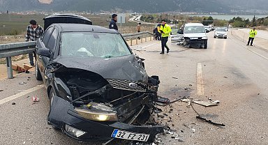 Kaza sonrası yaralı halde çevreye dağılan eşyalarını toplamaya çalıştı