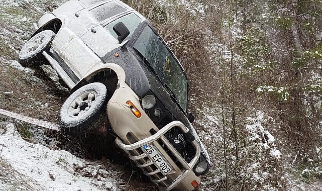 Kaza yaptığı cipte mahsur kalan sürücüyü, diğer sürücüler kurtardı