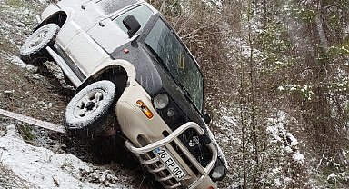Kaza yaptığı cipte mahsur kalan sürücüyü, diğer sürücüler kurtardı