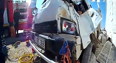 Kazada savrulan kamyonet, istinat duvarına çarptı; 1 ölü, 3 yaralı