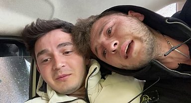 Kazada yan yatan otomobilde mahsur kalan 2 arkadaş o anları görüntüledi