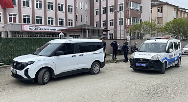 Kendilerini izinsiz girdikleri okuldan çıkarmak isteyen öğretmeni darbettiler