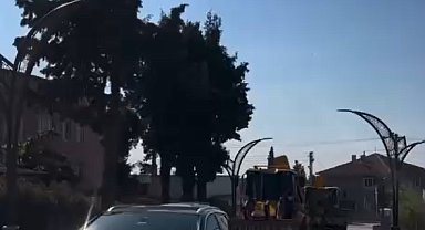 Kepçe operatörü damada, iş makineleri ve traktörlerle düğün konvoyu