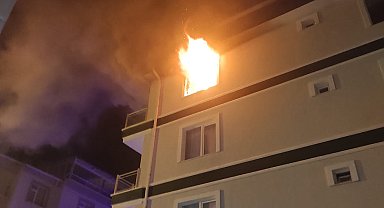 Kırşehir'de 4 katlı binada çıkan yangında 3 kişi dumandan etkilendi