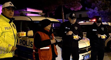 Kızılay'dan soğukta görev yapan polislere sıcak çorbalı kutlama
