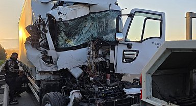 Kocaeli'de TIR'a çarpan kamyonun şoförü yaralandı
