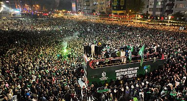 Kocaelispor, şampiyonluk otobüsüyle gelip binlerce taraftarıyla buluştu