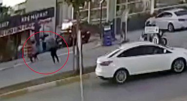 Köpekten kaçarken motosikletin çarptığı çocuk yaralandı; kaza kamerada