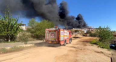 Kozan'da işçilerin kaldığı yatakhanede çıkan yangın, söndürüldü
