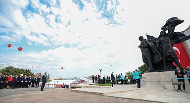 Kurtulmuş, TBMM'deki Atatürk Anıtı'na çelenk bıraktı