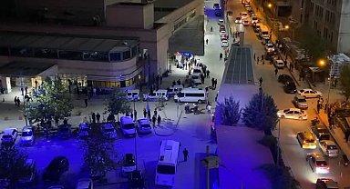 Mahalledeki taşlı, sopalı, bıçaklı kavga hastanede devam etti: 2'si ağır, 5 yaralı