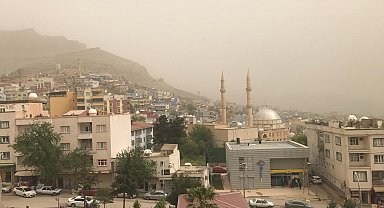Mardin'de toz taşınımı, araçlar tozla kaplandı
