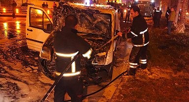 Mardin'de zincirleme kazada hafif ticari araç alev aldı; 1 yaralı