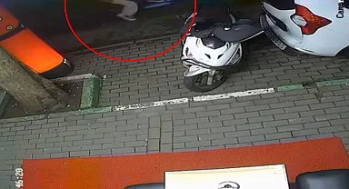 Marketten çıkan yayaya skuter çarptı