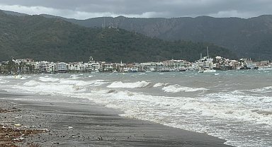 Marmaris'te fırtına ve sağanak; yollar göle döndü, tekneler battı