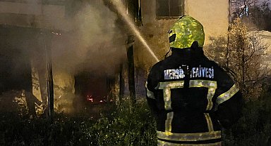 Mersin'de metruk bina kundaklandı