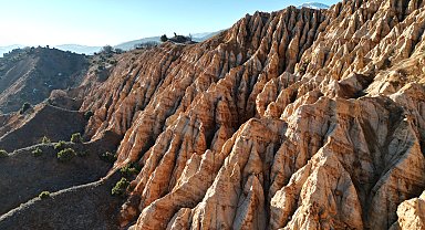 Milyonlarca yılda oluşan doğal sanat eseri; 'Şeytan Şehri Kayalıkları'