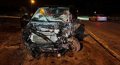 Minibüs ile hafif ticari araç kafa kafaya çarpıştı: 7 yaralı