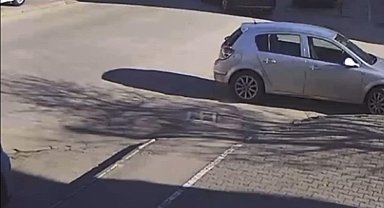 Motosiklet ile otomobilin çarpıştığı kaza kamerada