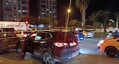 Motosikletli saldırganlar, kırmızı ışıkta bekleyen sürücüyü vurdu: 1 yaralı