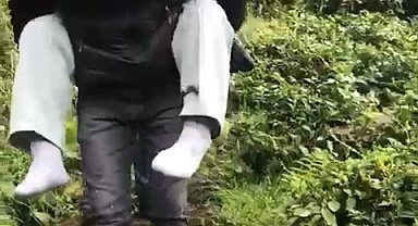 Muhtar, evine yol gitmeyen hasta köylüsünü sırtında taşıdı