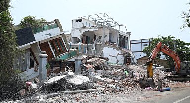 Myanmar'daki depremlerde hayatını kaybedenlerin sayısı 2 bin 886'ya yükseldi