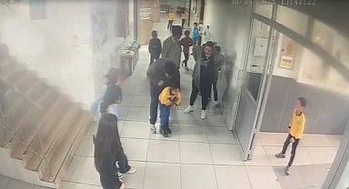 Nefes borusuna yiyecek kaçan öğrencisini 'Heimlich' manevrasıyla kurtardı; o anlar kamerada