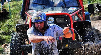 Off-Road kulübü başkanı, çamura saplanan aracı kurtarırken ağır yaralandı